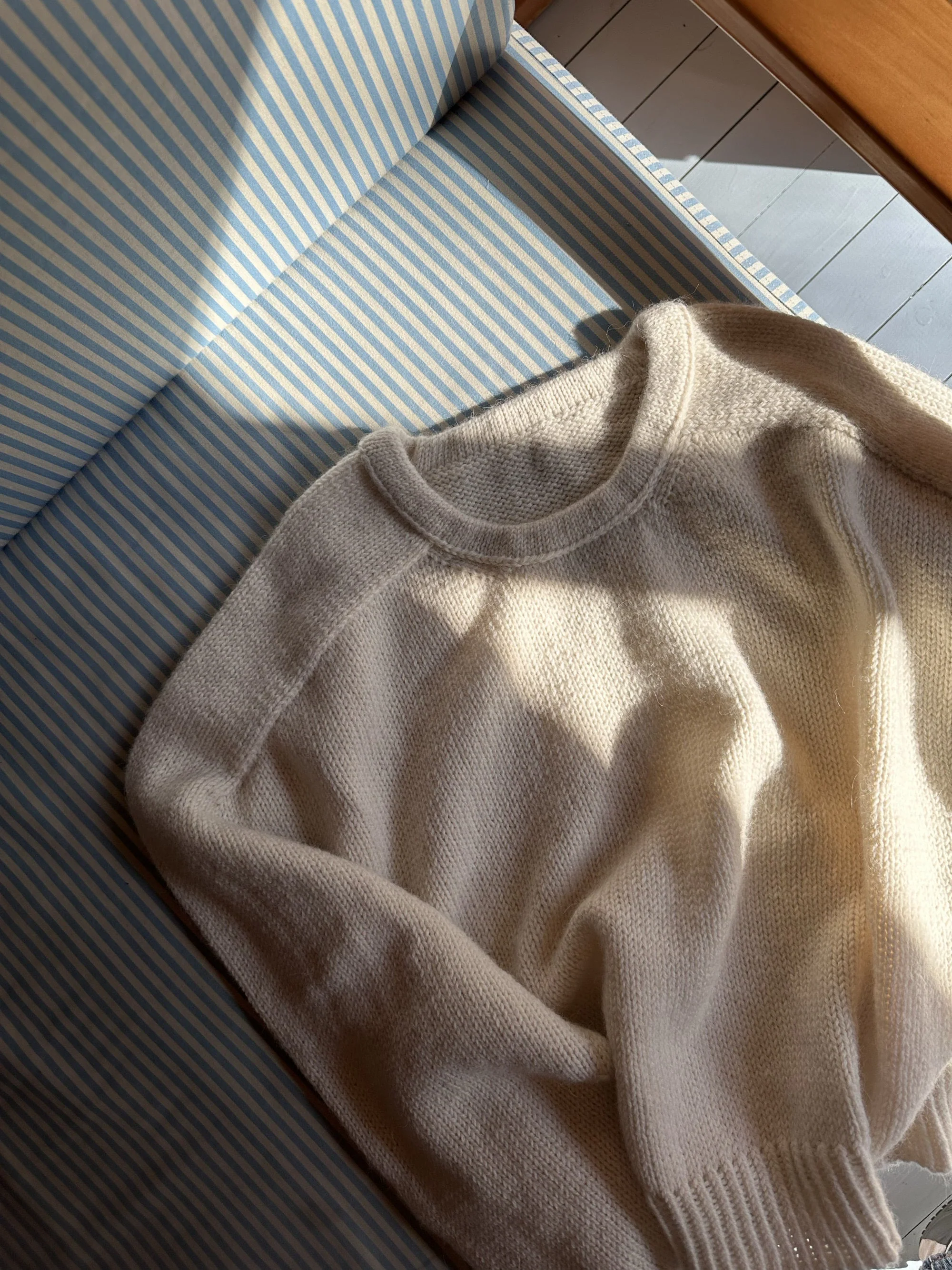 Sweater No. 26 - ENGLISH - Image 3